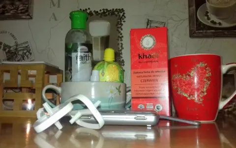 Ziołowa farba Khadi i kosmetyki, by zastąpić aktywator do henny.
