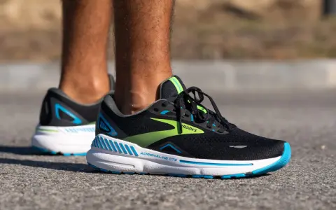 Zapatillas Brooks Adrenaline GTS, un calzado ideal para la fascitis plantar por su amortiguación y soporte.