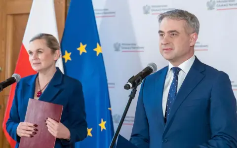 "Cyfrowy Uczeń" 2025/2026: Bon na laptopa kto dostanie i jak?