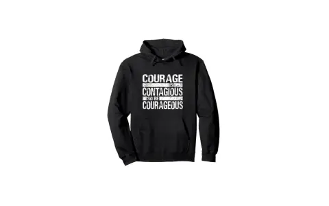 Czarna bluza z kapturem z białym napisem "COURAGE IS CONTAGIOUS SO BE COURAGEOUS".