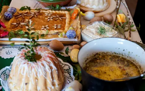 Kiedy śniadanie wielkanocne: babka, mazurek, jajka, chrzan i żurek na stole.
