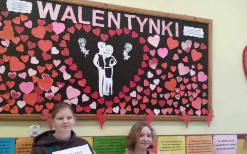 Walentynkowe pomysły na szkolnej gazetce: serca, para zakochanych i cytaty o miłości.