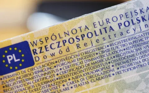 Fragment dowodu rejestracyjnego pojazdu z napisem "Dowód Rejestracyjny" i flagą PL.