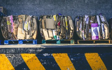 Trzy wielkie bele makulatury, gotowe do przetworzenia. To surowiec dla polskiej produkcji papieru, symbol recyklingu i gospodarki obiegu zamkniętego.