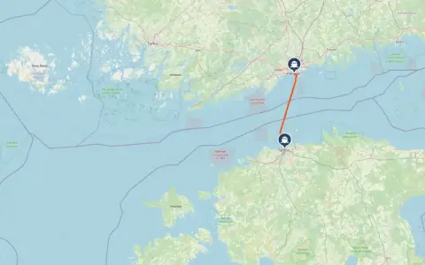 Trasa promowa Gdynia-Helsinki, pokazująca trasę między Tallinem a Helsinkami. Ile płynie?