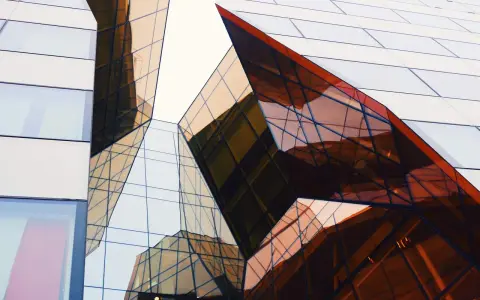 Kista Science Tower speglar himlen i sina geometriska glasfasader, en modern arkitektonisk juvel.