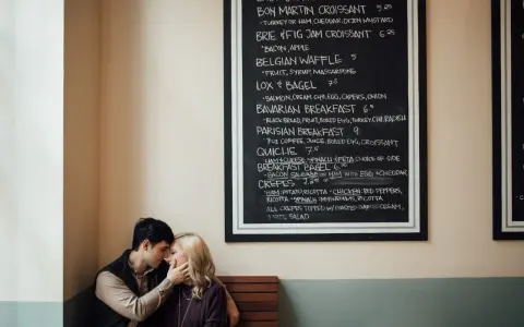 Para zakochanych przy tablicy z menu kawiarni.