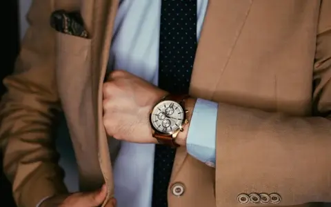 Jaką koszulę do beżowej marynarki wybrać, by wyglądać stylowo?