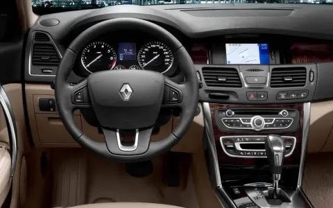 Wnętrze Renault Latitude: eleganckie drewniane wykończenia, nowoczesny kokpit i nawigacja. Wady i zalety tego modelu warto rozważyć przed zakupem.