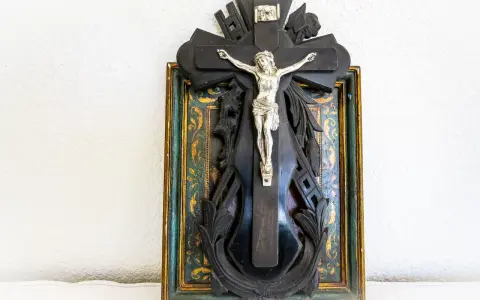 Krzyż Pasyjny: Symbolika Arma Christi i jej znaczenie