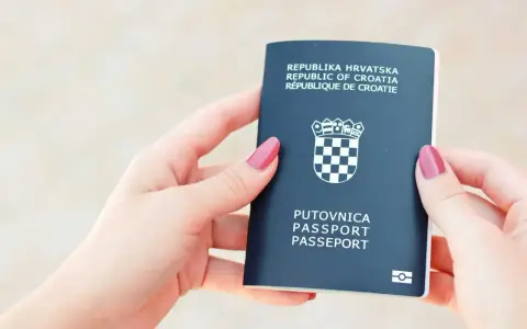 Dłonie trzymają chorwacki paszport. Czy do Chorwacji potrzebny jest paszport? Tak, jeśli nie jesteś obywatelem UE.