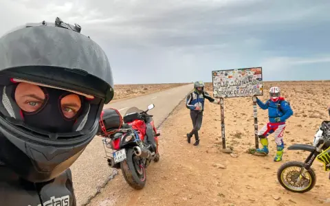 Motocykliści na pustyni w Afryce, przy znaku "Tropic of Cancer". Przygoda na motorach!