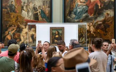 Mona Lisa i Louvren, omgiven av besökare som fotograferar. Hur lång tid tog det att måla Mona Lisa? En evighet av konstnärlig genialitet.