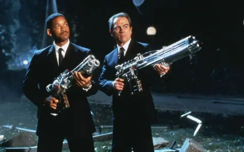 Agent J e K, in un perfetto esempio di buddy movie, brandiscono armi futuristiche, pronti a difendere la Terra.