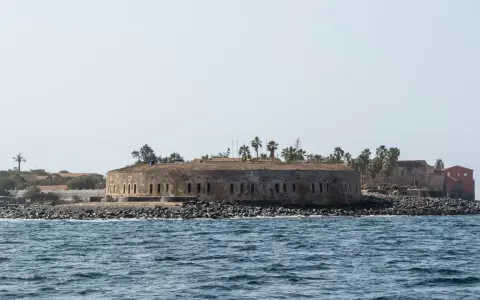 Fort d'Estrées, historyczna atrakcja Senegalu, z widokiem na ocean.