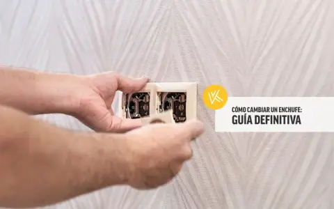 Manos trabajando en cómo cambiar un enchufe. Guía definitiva para una instalación eléctrica segura.