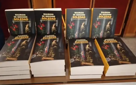 Pile di libri "Soledad" di Maurizio De Giovanni, con la trama che promette un dicembre intenso per il Commissario Ricciardi.