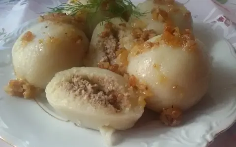 Pyzy z mięsem, przepis Siostry Anieli, gotowe do podania. Pyszne, domowe danie, które zachwyci każdego.