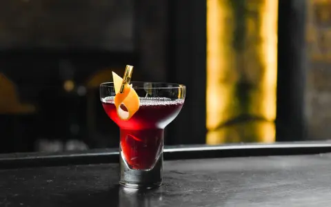 Przepisy na drinki z whiskey: łatwe, klasyczne i zaskakujące