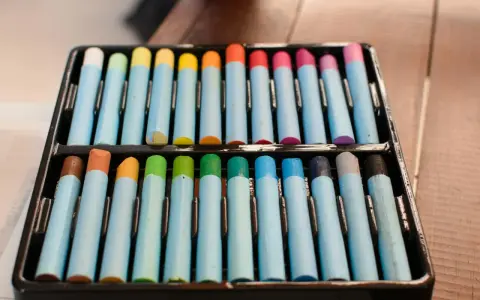 Caja de pasteles de colores vibrantes, listos para usar en cualquier tecnica pastel.