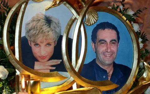 Cornice dorata con ritratti di Lady Diana e Dodi Al-Fayed, un omaggio commovente che ricorda l'anello Lady Diana originale.