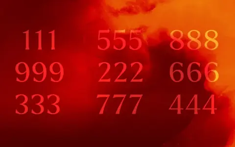 Czerwone liczby 111, 999, 333, 555, 222, 777, 888, 666, 444 na tle ognistych barw. Rusina Molly tekst.