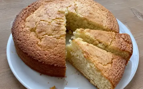 En gyllene sockerkaka, perfekt för ett enkelt sockerkaka recept. Skivad och redo att avnjutas.
