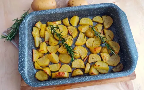 Patate al forno con rosmarino, un classico tra le ricette con patate, pronte per essere gustate.