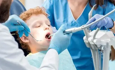 Czy dentysta to lekarz? Poznaj prawdę o zawodzie dentysty w Polsce