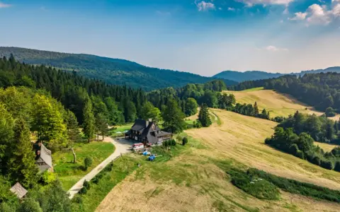 Bacówka nad Wierchomlą: Zaplanuj idealną wyprawę w Beskidy!