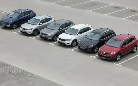 Rząd siedmiu SUV-ów zaparkowanych na placu.