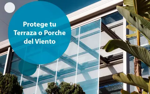 Protege tu terraza o porche del viento con estas soluciones. Cristales y vegetación crean un espacio acogedor.