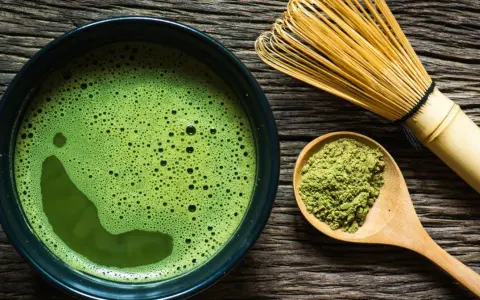 Matcha: na co? Pełny przewodnik po zdrowiu, smaku i zastosowaniach