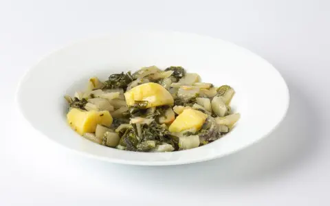 Plato de acelgas y patatas cocidas, perfecto para recetas saludables.