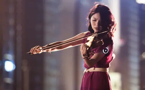 Une jeune femme joue du violon, un instrument réputé pour être le plus difficile à maîtriser.