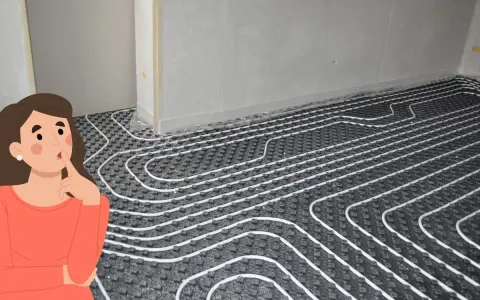 Una mujer pensativa observa la instalación de un sistema de suelo radiante, imaginando el confort que proporcionará.