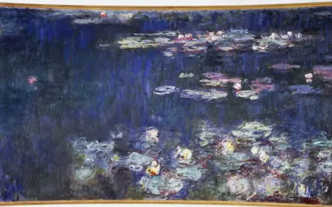 Un étang de nénuphars aux reflets bleus et roses, une œuvre emblématique de Claude Monet, baignée d'une lumière impressionniste.