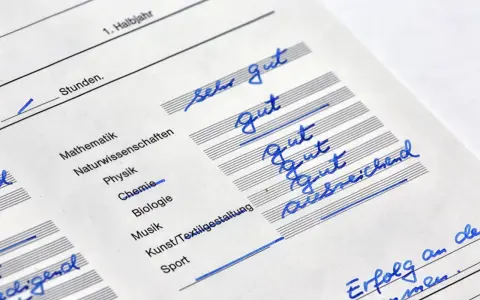 Zeugnis mit vielen guten Noten in Fächern wie Mathematik und Physik. Ein Schüler freut sich über gute Noten.