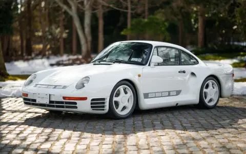 Weißer Porsche 959 S auf Kopfsteinpflaster. Ein Klassiker, dessen 959 Porsche Preis Kenner begeistert.