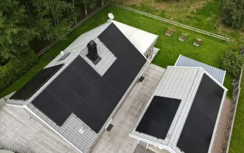 Tak med solpaneler. Kan vara en orsak till blackout om de inte fungerar korrekt.
