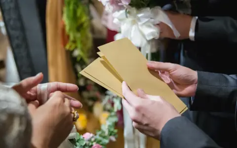 Jak podpisać kopertę ślubną? Uniknij faux pas i zaskocz klasą