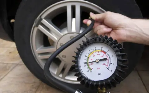 Controllo la pressione delle gomme, il freddo può causare pressione bassa. Il manometro indica un valore sotto la norma.