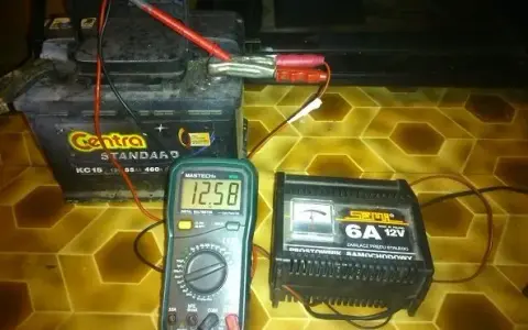 Jak oszukać prostownik automatyczny i naładować głęboko rozładowany akumulator