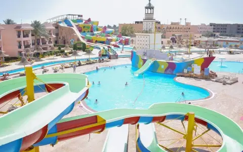 Kolorowy aquapark Parrotel Aqua Park Resort z basenami, zjeżdżalniami i statkiem pirackim.