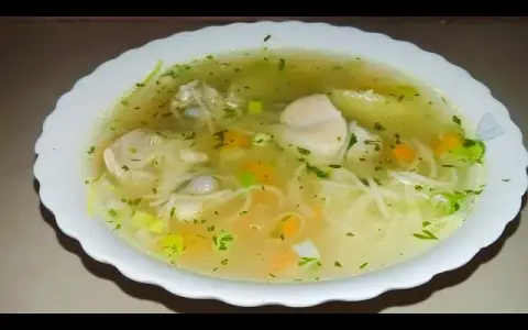 Sopa de pollo casera: la receta tradicional que siempre triunfa