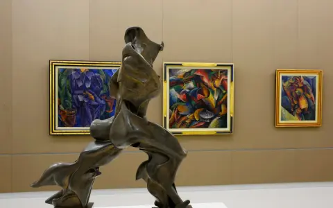 Sculture famose in bronzo e dipinti futuristi, un connubio di arte dinamica che cattura lo sguardo.