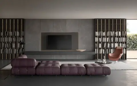 Elegante soggiorno con un moderno tv design integrato in una parete in marmo, librerie a tutta altezza e divano componibile viola.