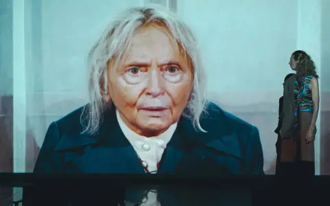 Patrycja Szwarc, aktorka, na ekranie w zbliżeniu. Obok stoi młoda kobieta.