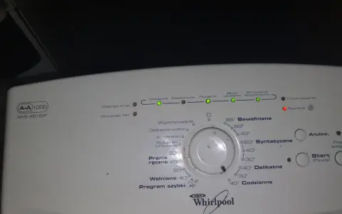 Czerwona lampka "Serwis" na pralce Whirlpool AWE 4516/P oznacza awarię. Warto sprawdzić instrukcję, co oznacza serwis w pralce Whirlpool.