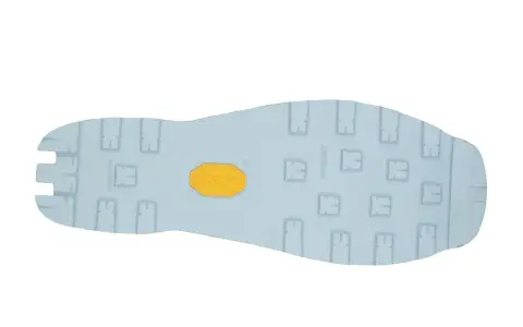 La suela Vibram, con su icónico logo amarillo, garantiza tracción y durabilidad en cualquier aventura.